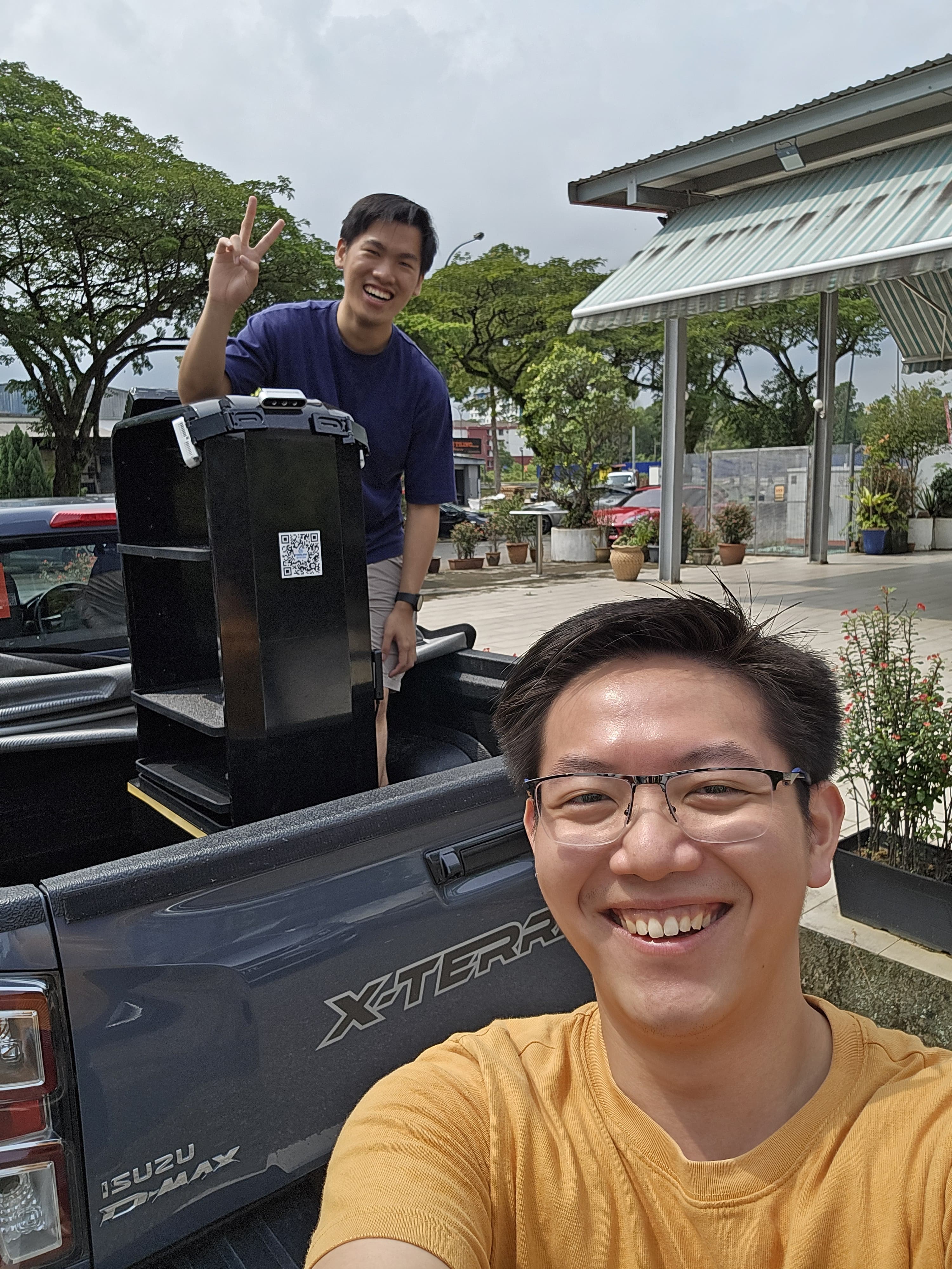 FoodLink System co-founders delivering the first FL1 robot